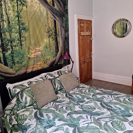 Todmorden Bed & Breakfast - The Toothless Mog Walsden Екстер'єр фото